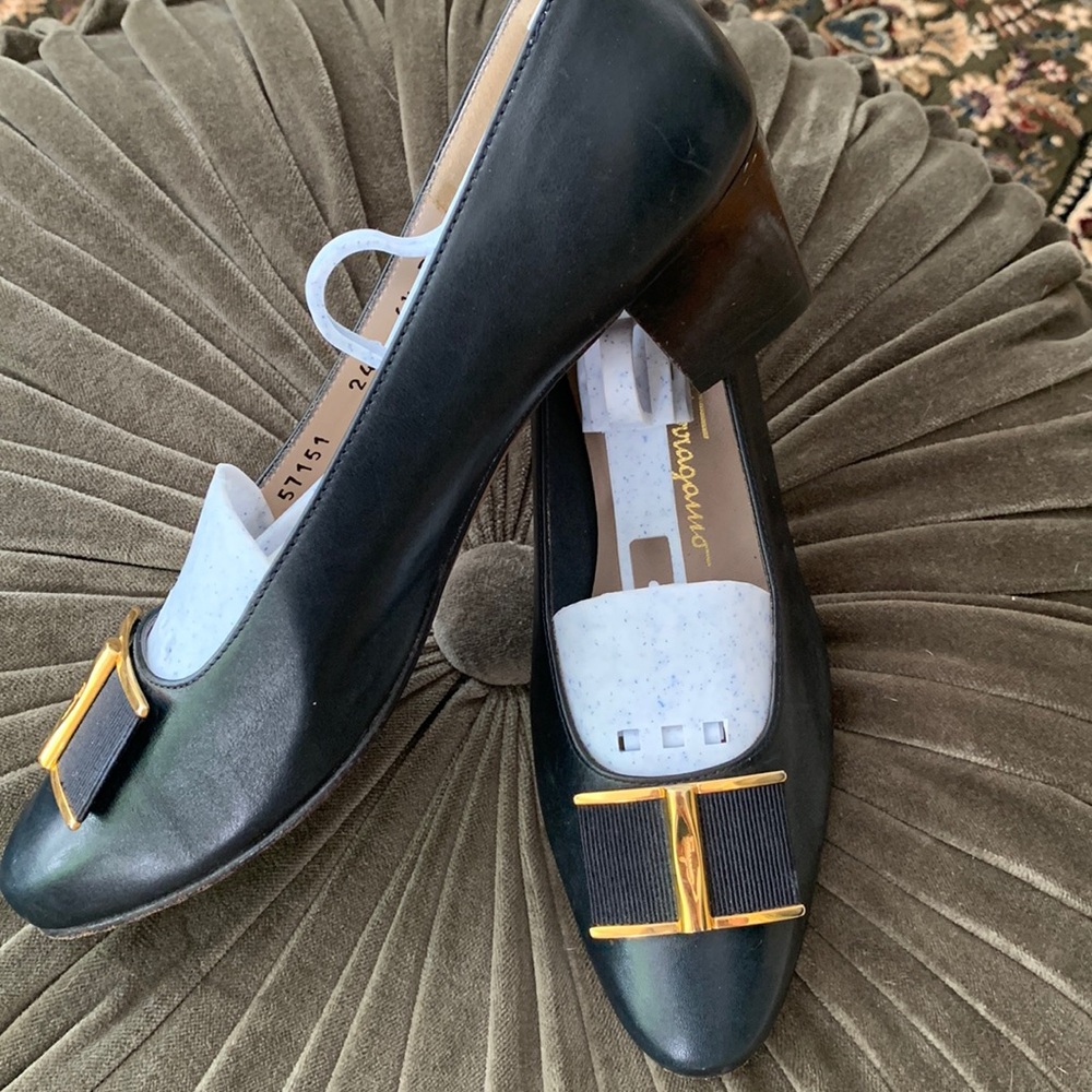 Salvatore Ferragamo Classic Vara Pump Women’s‎ 6.5 B